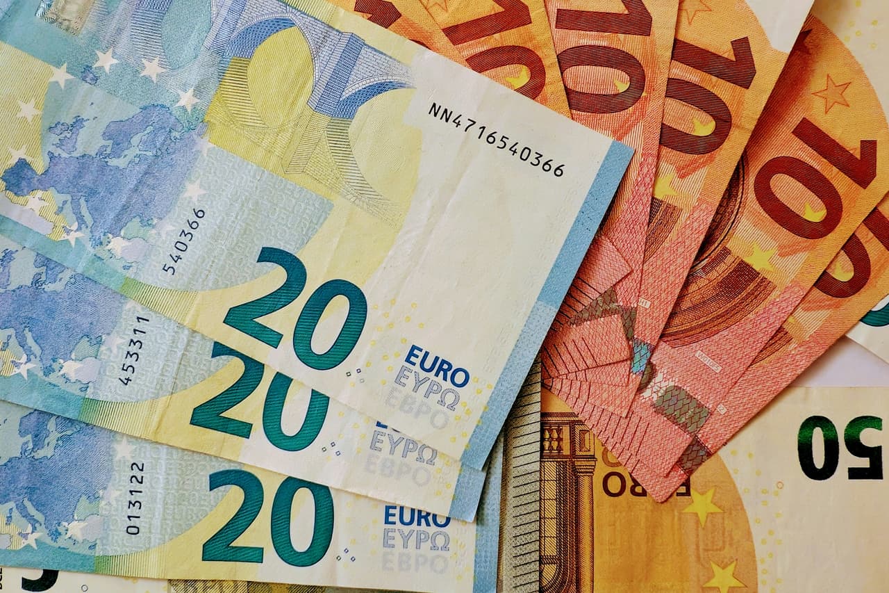 Euro Geldscheine Preisvergleich Brustoperationen im DACH-Raum gegenüber Preisen in Slowenien und Kroatien