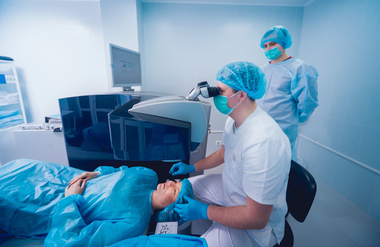 Bild eines Arztes und eines Patienten, der sich einer LASIK-Operation (Augenlasern) im Ausland unterzieht