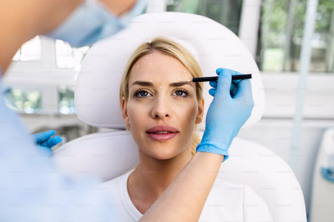 Bild einer Frau im mittleren ALter, die sich einer Botox-Behandlung unterzieht, Botox-Behandlung im Ausland