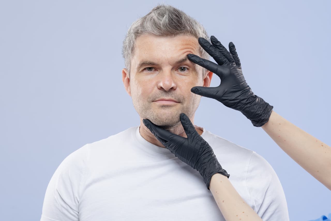 Mann vor einer Oberlidoperation Lidstraffung Blepheroplastik Augenoperation im Ausland