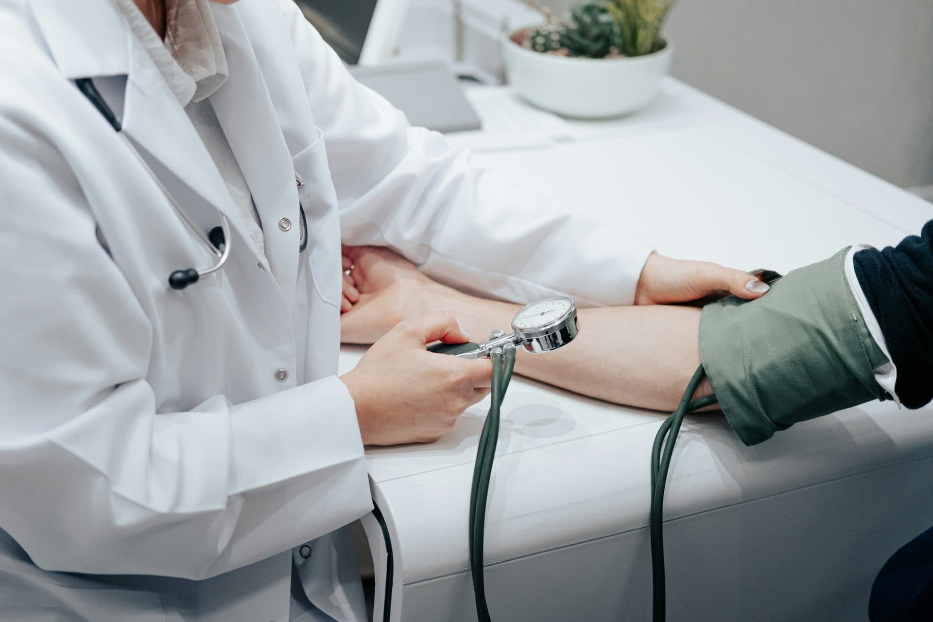 Haartransplantation in Kroatien oder Slowenien sicher planen: Die große Checkliste